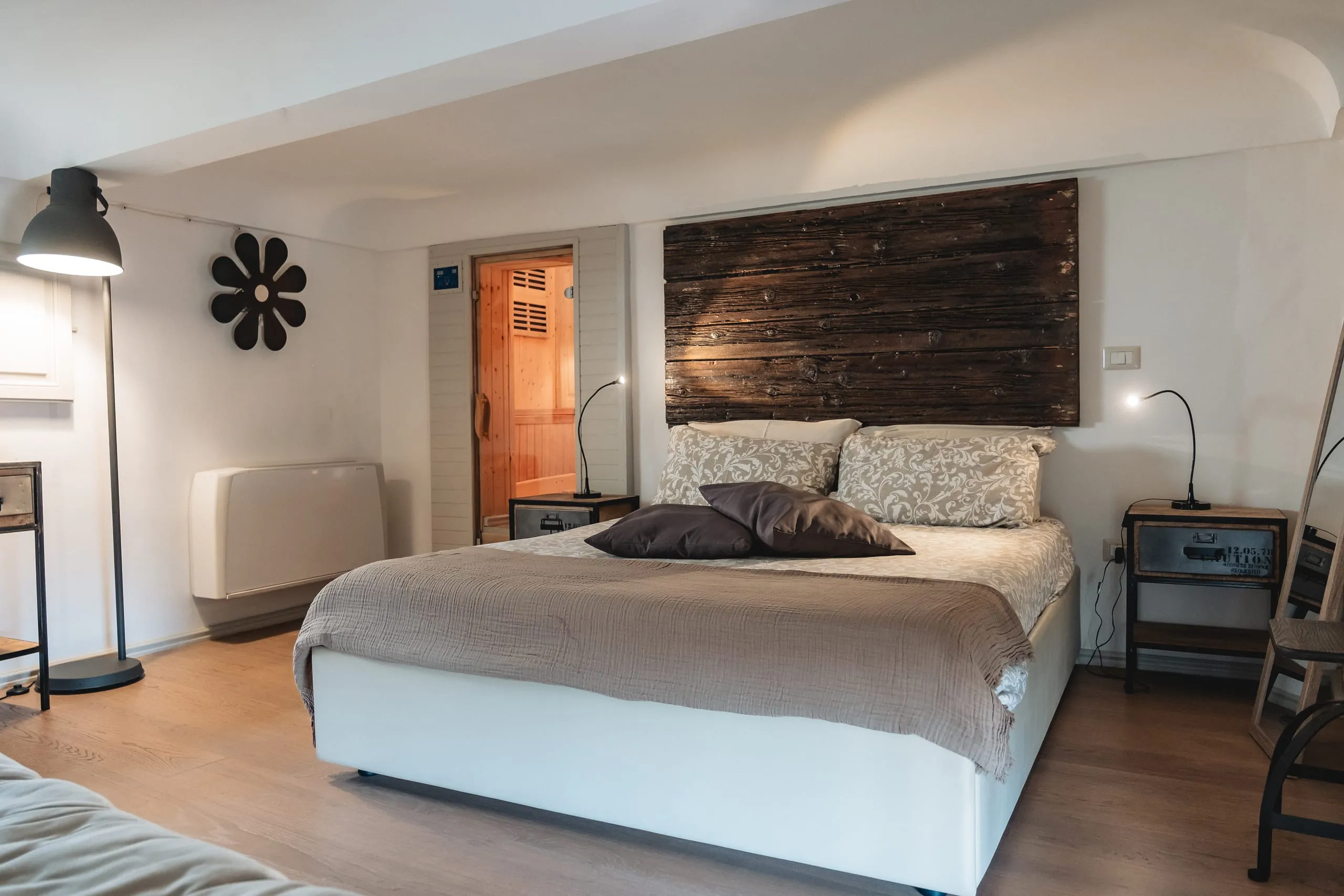 La cabina della sauna a infrarossi della suite Xanti Yaca, accanto al letto, sotto il soffitto a travi di legno.